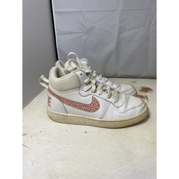 NIKE COURT BOROUGH 845107-101 SIZE 4Y WHITE PINK YOUTH SHOES 2017 - Picture 2 of 10